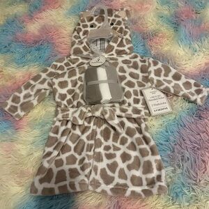 Fuzzy soft baby bath robe with washcloths 0-9 months Brand new